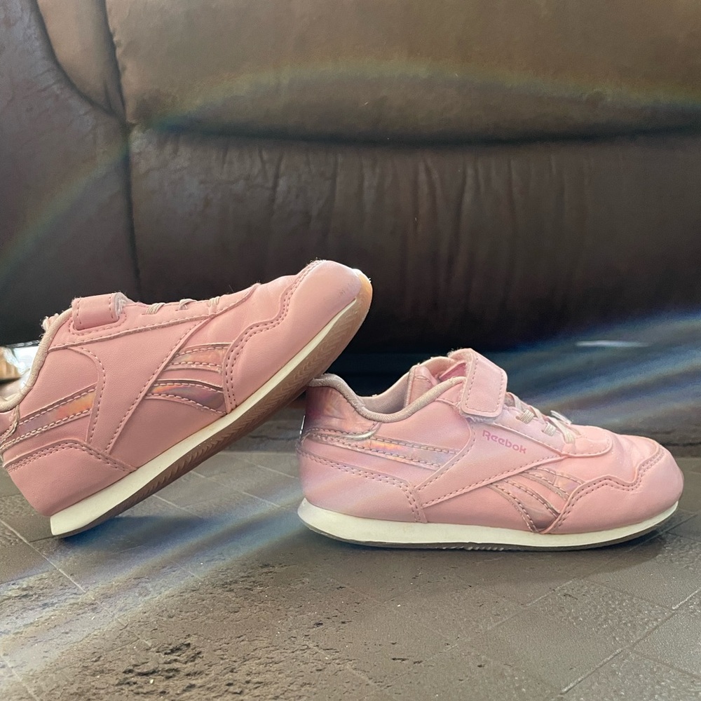 Reebok Kids👧 Classic Pink Sneakers👟- Sz 8 US 🇺🇸